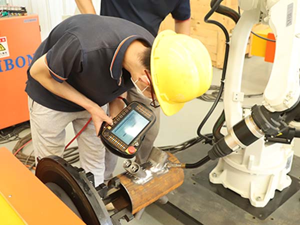 全自动点焊机械人操作职员事情 全自动点焊机械人操作职员事情