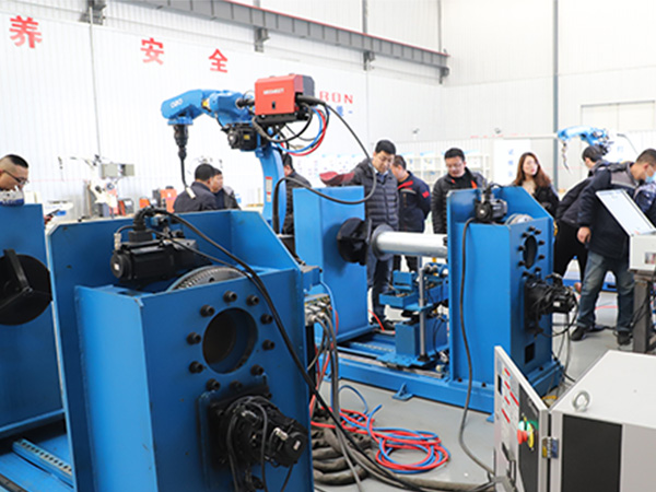 工业焊接机械人和人工焊接生产本钱的区别 工业焊接机械人和人工焊接生产本钱的区别